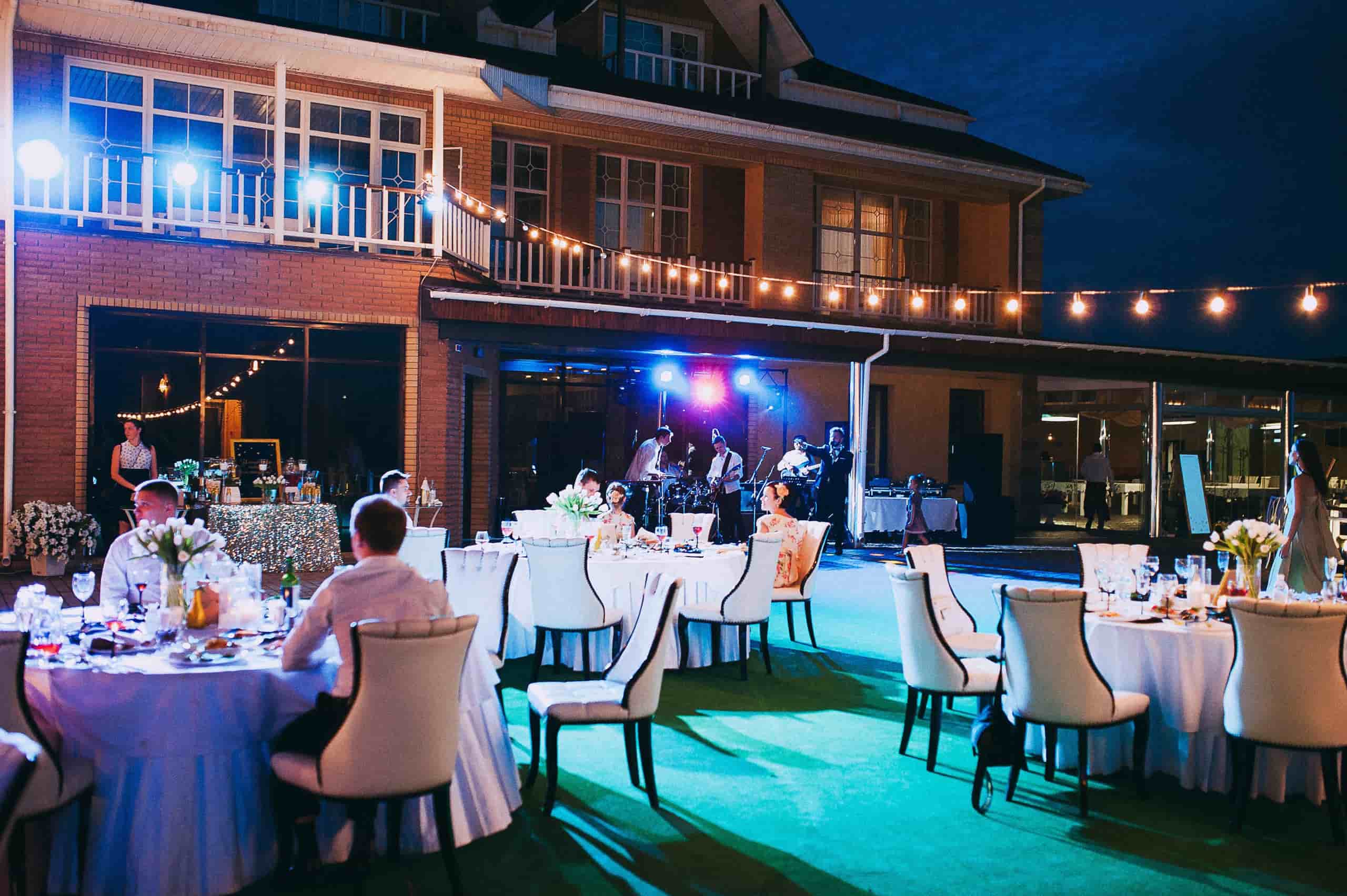 Декор весілля ретро гірляндами