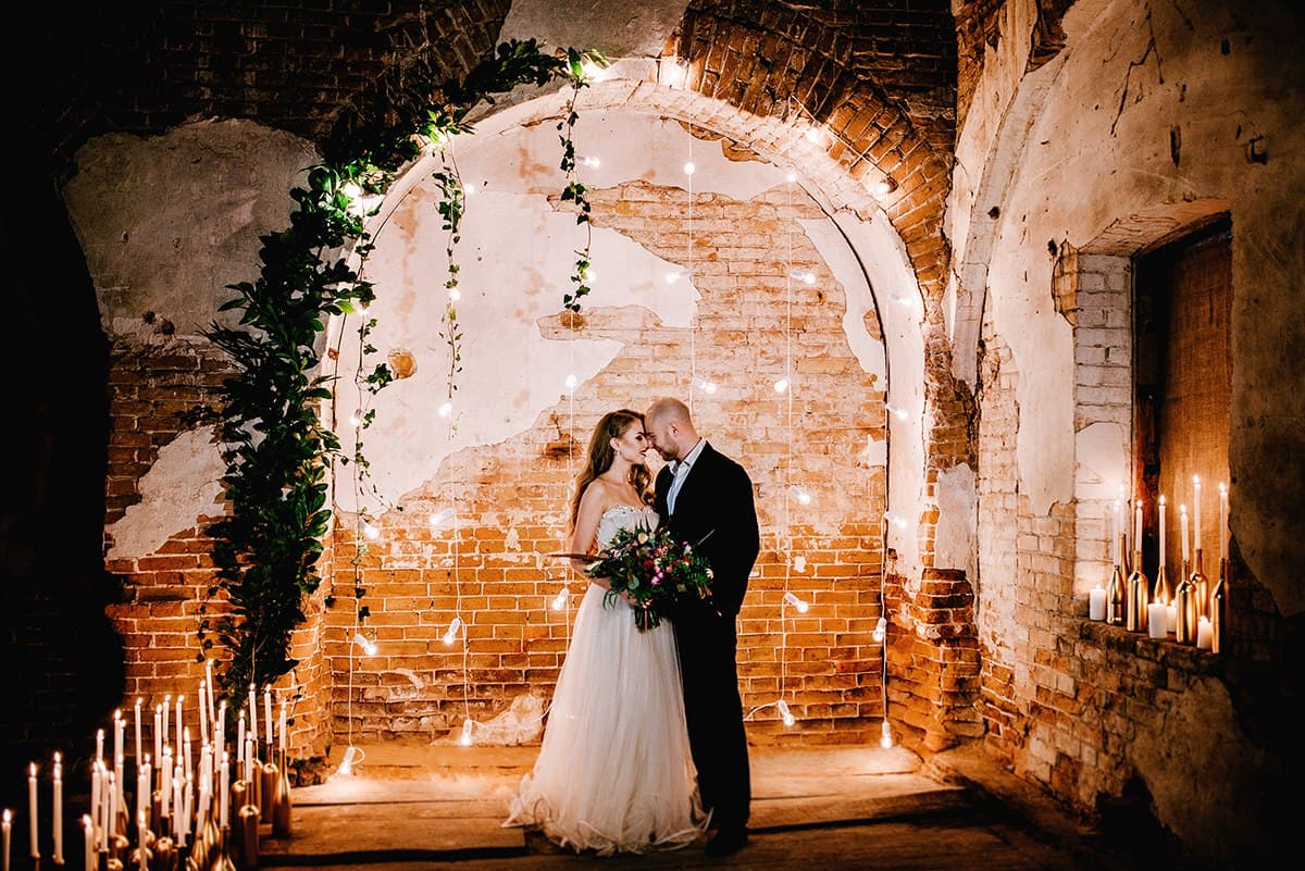 Весільна вечірка з гірляндами