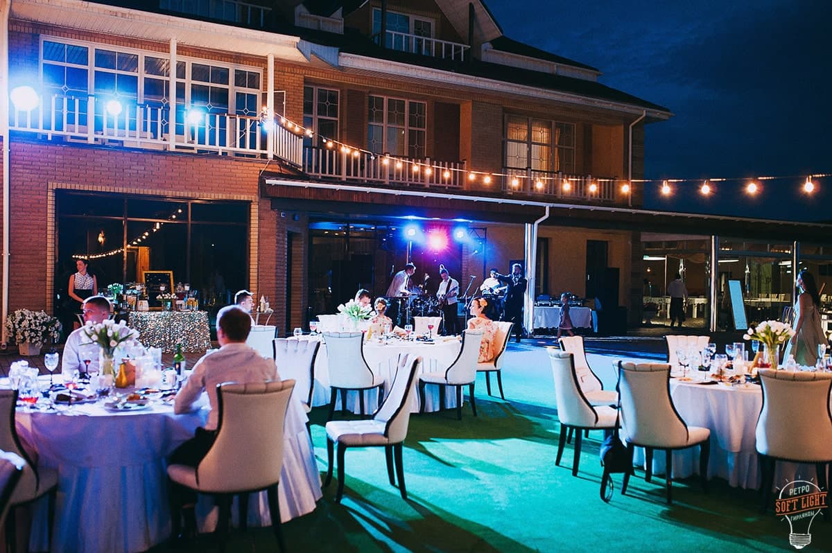 Романтичне освітлення гірляндами