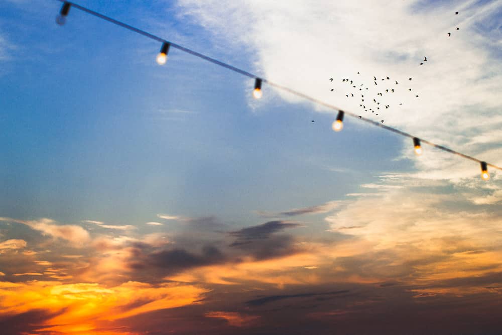 Гірлянди на терасі ресторану