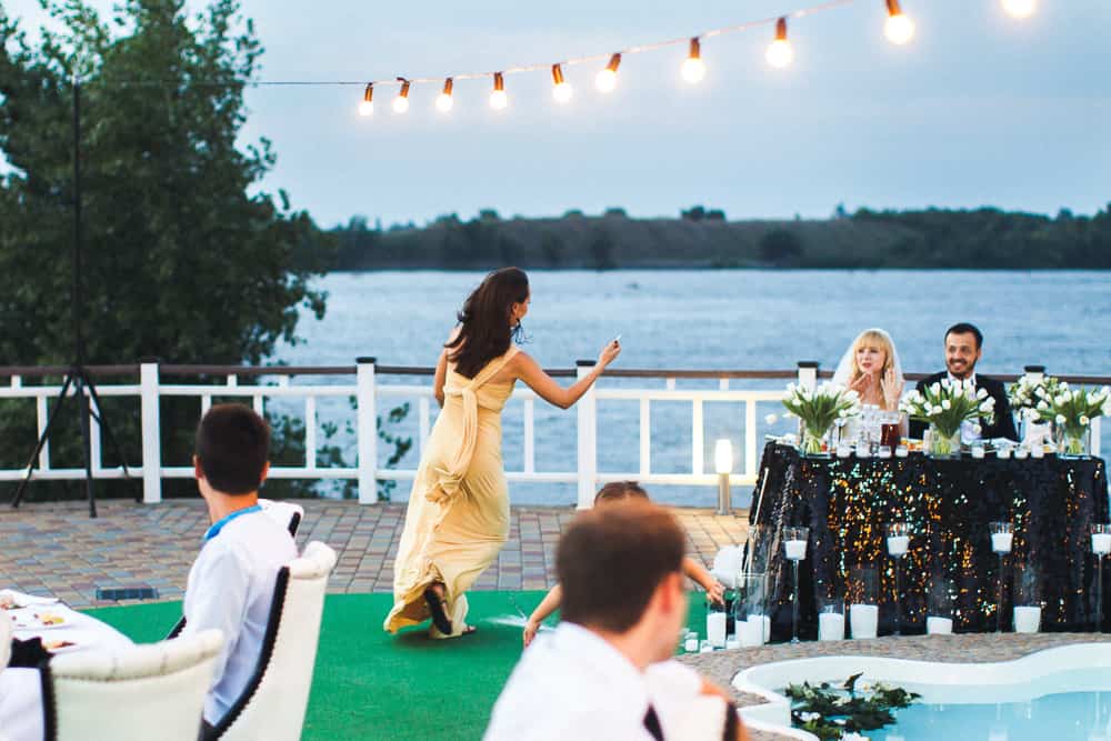 Весільна арка з гірляндами