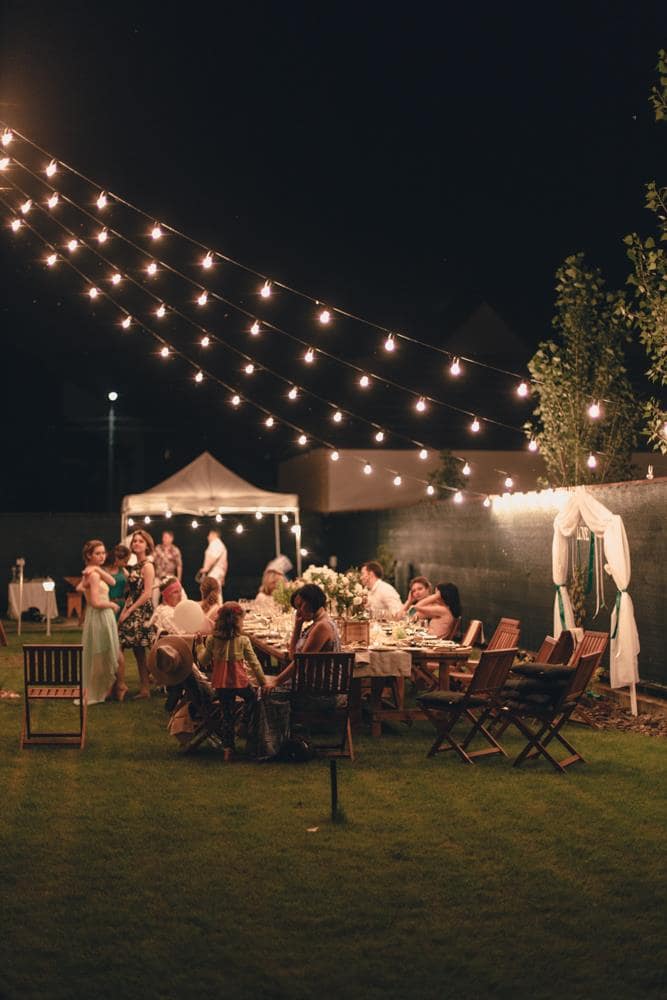 Весільний банкет з гірляндами