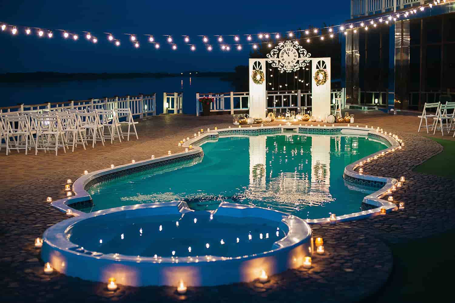 Гірлянди на літньому майданчику